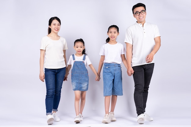 Portrait De Famille Asiatique Sur Fond Blanc