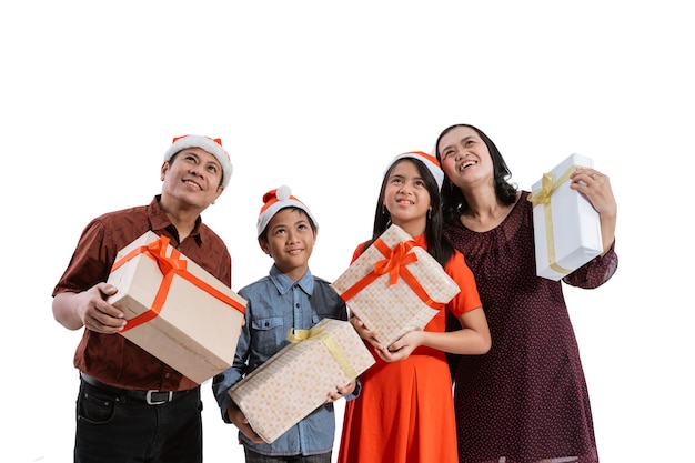 Portrait de famille asiatique sur fond blanc