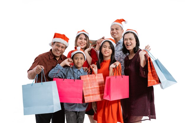 Portrait de famille asiatique sur fond blanc