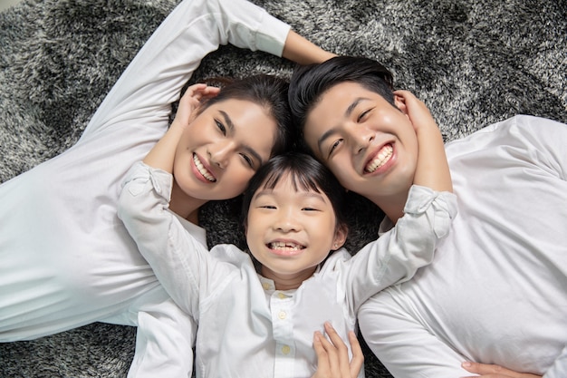 Portrait de famille asiatique avec des gens heureux en regardant la caméra dans ma maison.