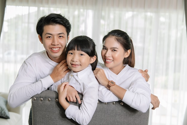 Portrait de famille asiatique avec des gens heureux, souriant à la maison Concept.