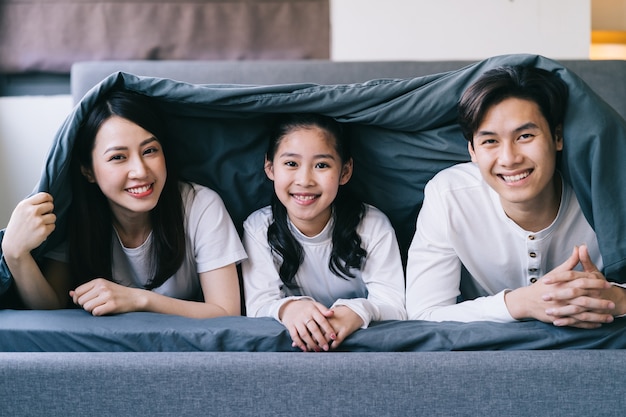 Portrait de famille asiatique heureux avec mère, père et fille