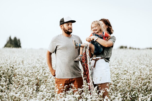 Portrait de famille d'une belle jeune femme, un homme et leur fille