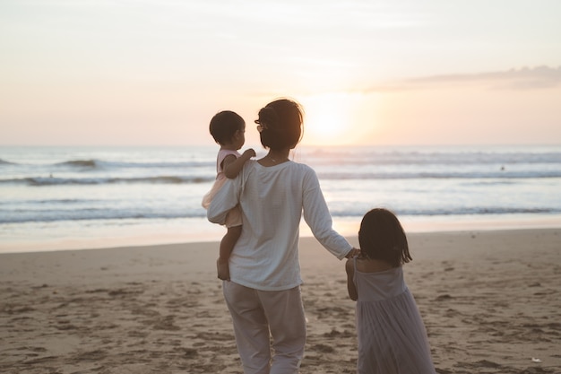 Portrait de famille bénéficiant de vacances sur la plage