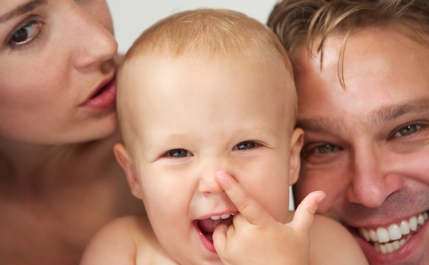 Portrait d&#39;une famille caucasienne heureuse avec bébé