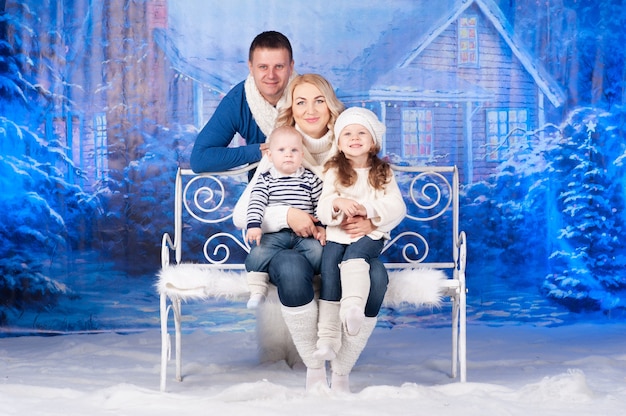 Portrait d'une famille célébrant Noël ensemble