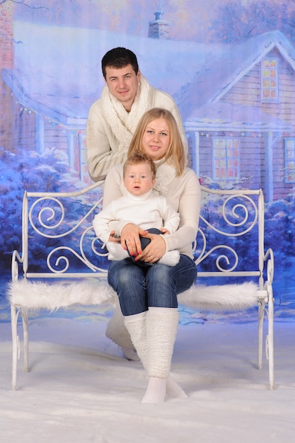 Portrait d'une famille célébrant Noël ensemble