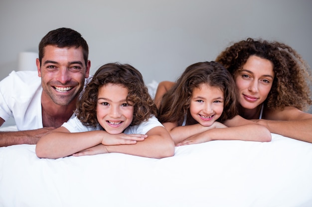 Photo portrait, de, famille, coucher lit