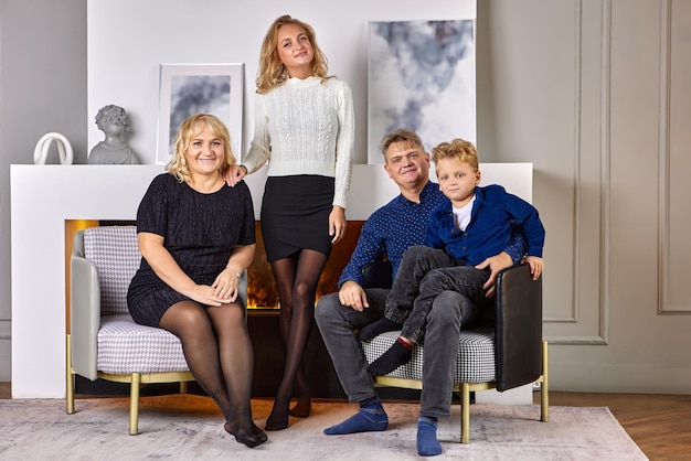 Portrait de famille d'un couple marié avec fille et petit-fils