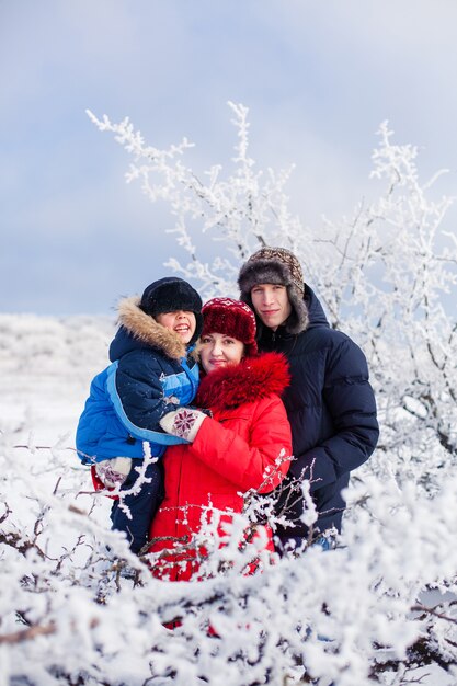 Le portrait de famille dans la forêt d'hiver