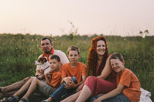 Portrait d'une famille dans la nature Enfants et parents jouent dans la nature Bon moment en famille en vacances Bonne journée en famille