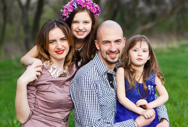 Portrait de famille dans un parc