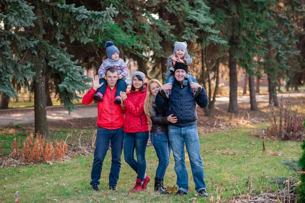 Portrait de famille dans le parc