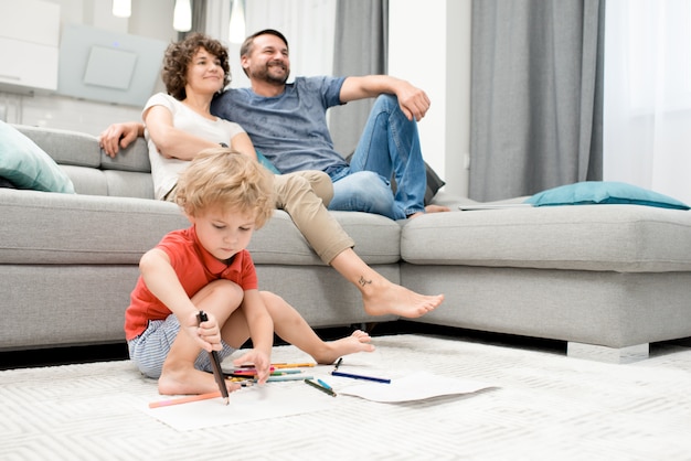 Portrait de famille dans le salon