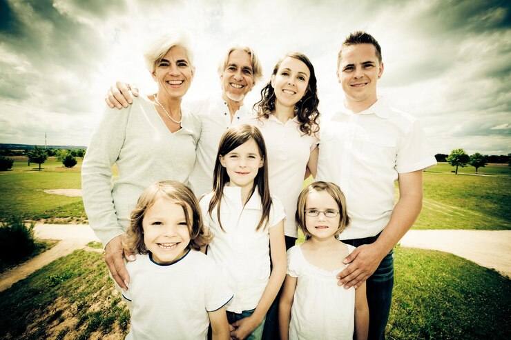 Photo portrait d'une famille debout contre le ciel