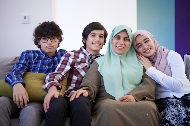 portrait de famille du moyen-orient mère célibataire avec des enfants adolescents à la maison dans le salon