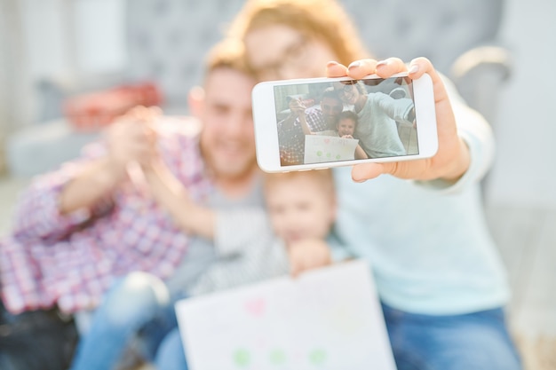 Portrait de famille sur l'écran du smartphone