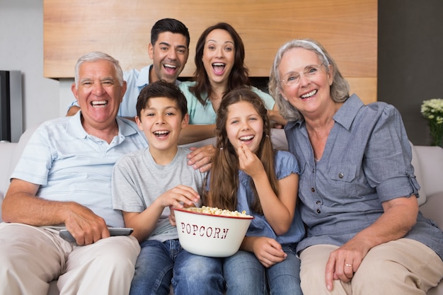 Portrait de famille élargie heureuse, regarder la télévision dans le salon