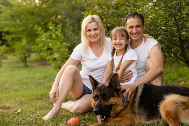 Portrait de famille élargie joyeuse assis dans le parc