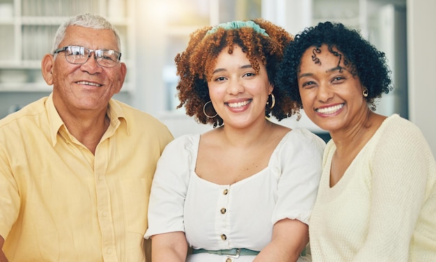 Photo portrait famille et fille adulte se liant à la maison s'amusant et souriant ensemble aimez les soins et heureuse grand-mère grand-père et femme sourient dans le salon et profitant de vacances ou de vacances