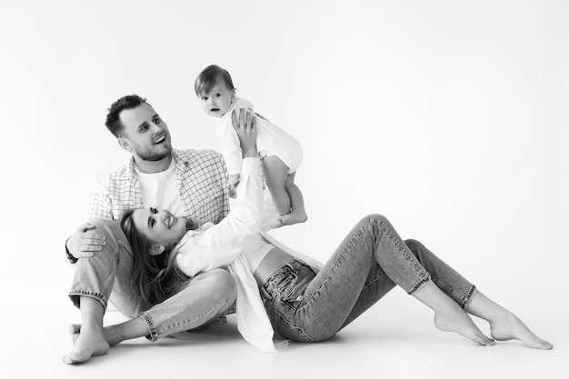 portrait de famille sur fond blanc, portrait de concept de famille heureuse. les parents jouent avec le chi