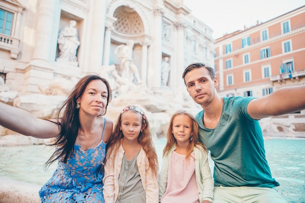 Portrait de famille à Fontana di Trevi, Rome, Italie.