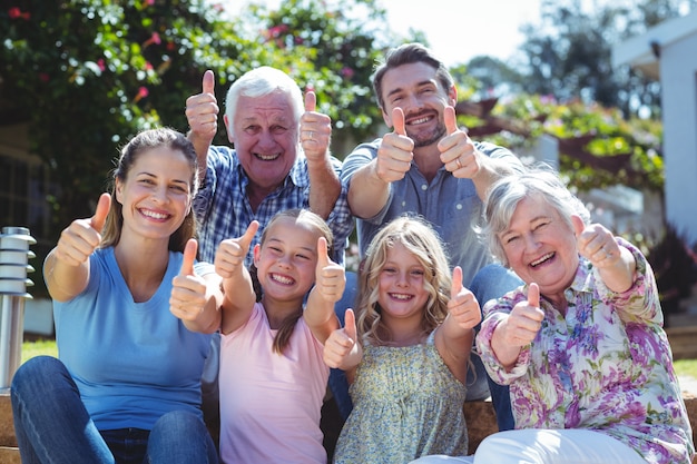 Portrait de famille gesticulant pouce en l'air