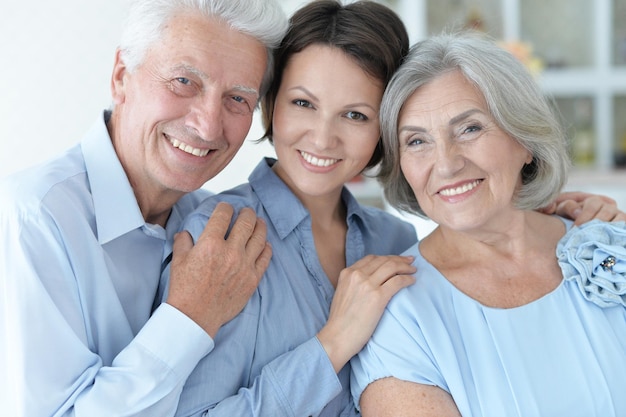 Portrait de famille en gros plan de parents heureux avec une fille adulte