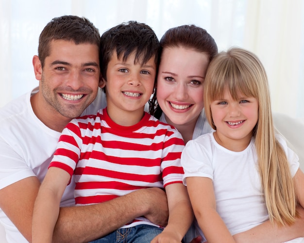 Portrait de famille heureuse, assis sur le canapé ensemble