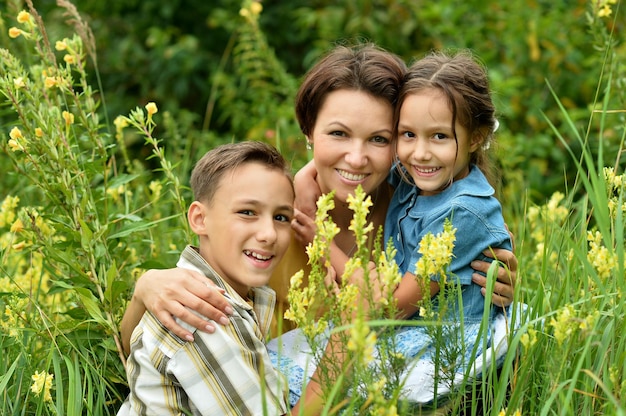 Portrait de famille heureuse au champ fleuri