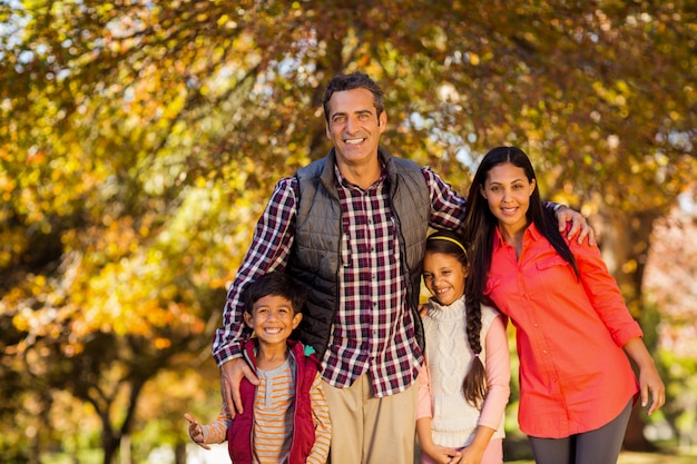 Portrait de famille heureuse au parc