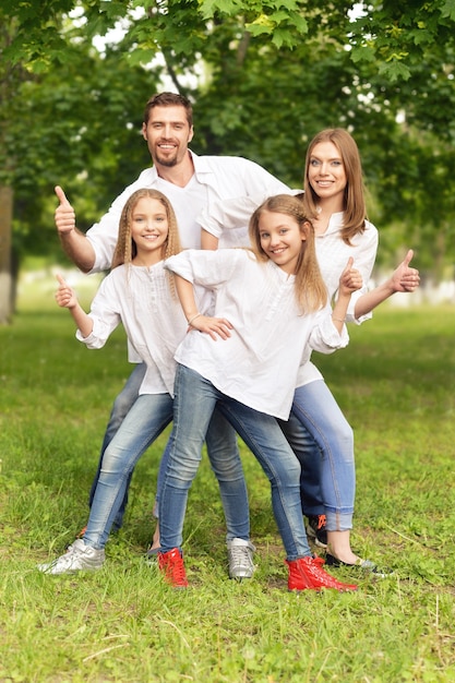 Portrait d'une famille heureuse au parc