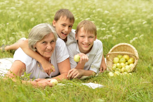 Portrait de famille heureuse ayant un pique-nique