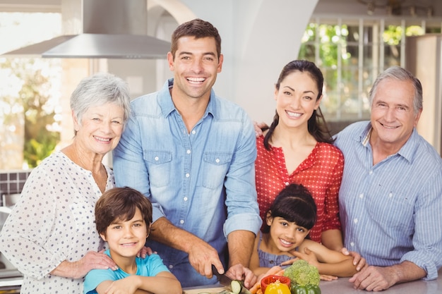 Portrait de famille heureuse en cuisine