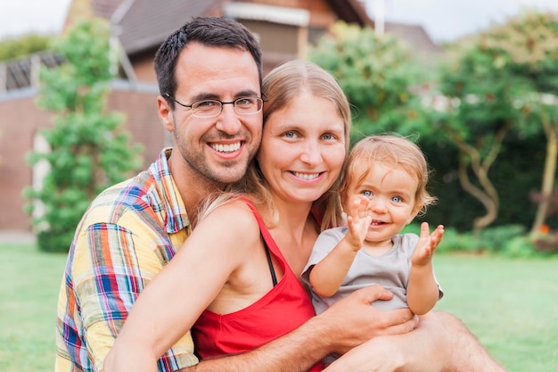 Portrait de famille heureuse dans la cour arrière