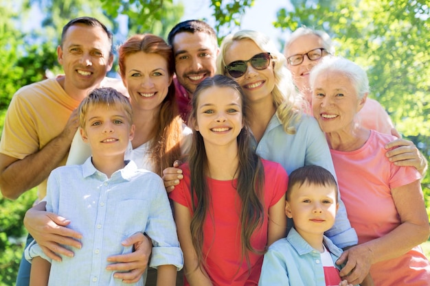 Photo portrait de famille heureuse dans le jardin d'été