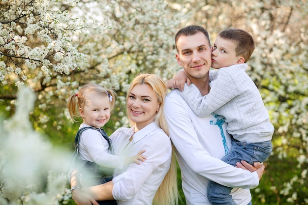 Portrait d'une famille heureuse dans la nature