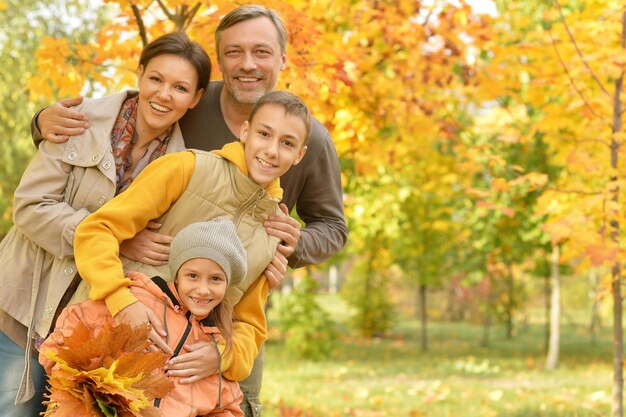 Portrait de famille heureuse dans le parc automne