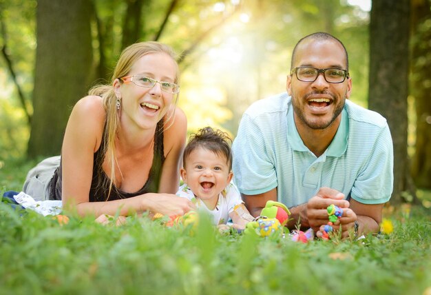 Photo portrait d'une famille heureuse dans le parc