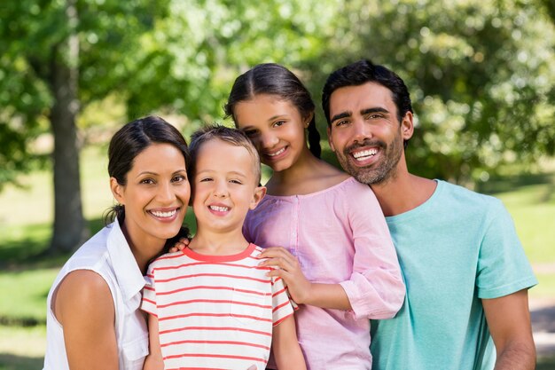 Portrait de famille heureuse dans le parc