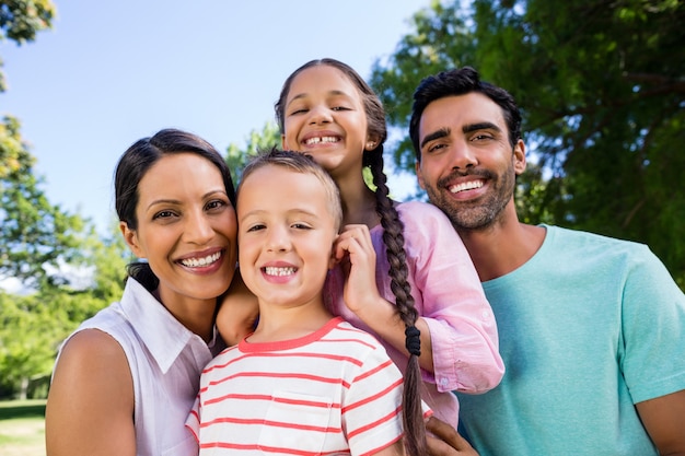 Portrait de famille heureuse dans le parc