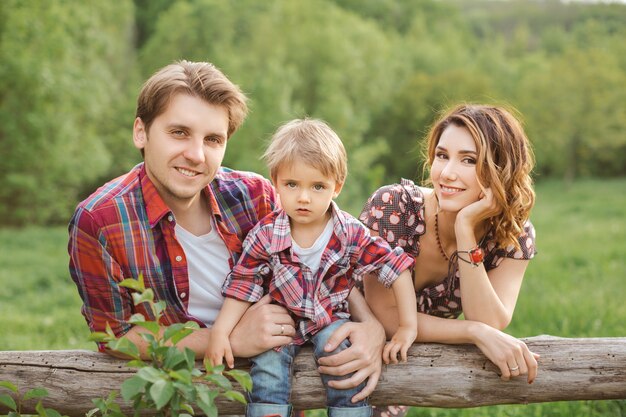 Portrait de famille heureuse dans un parc