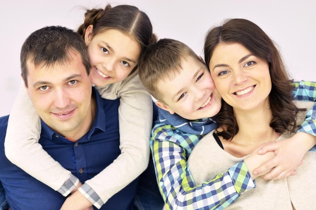 Portrait d'une famille heureuse avec enfants