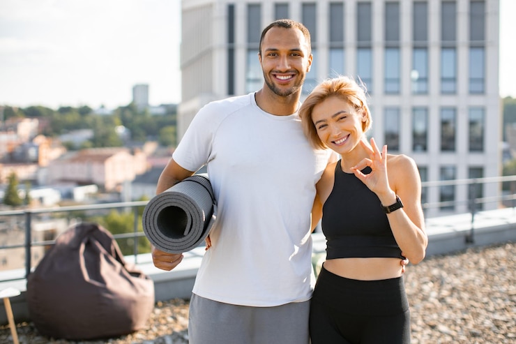 Photo portrait d'une famille heureuse faisant du sport en été contre le paysage urbain