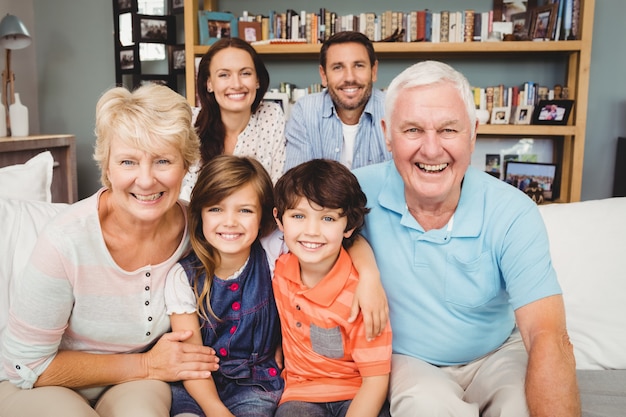 Portrait de famille heureuse avec les grands-parents