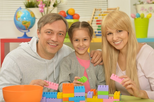 Portrait de famille heureuse jouant à la maison