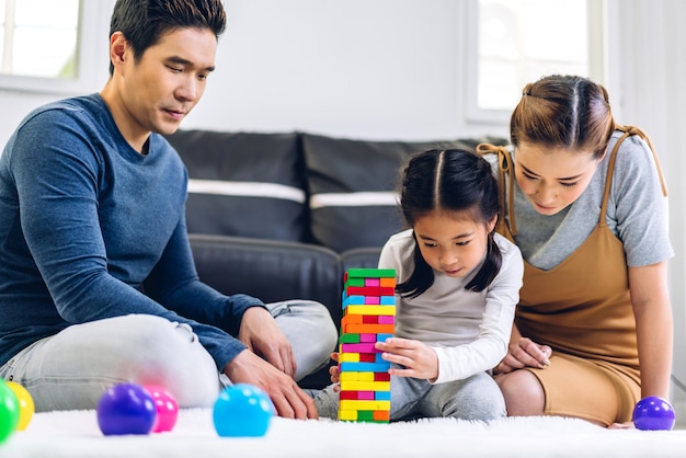 Portrait de famille heureuse jouant et s'amusant