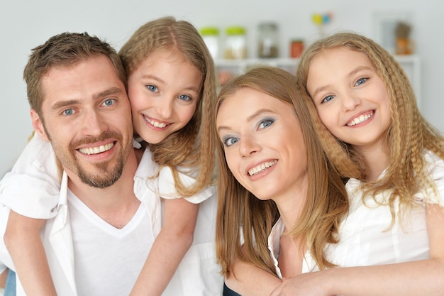 Portrait d'une famille heureuse à la maison
