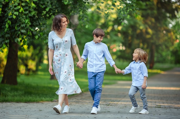 Portrait d'une famille heureuse, maman et fils dans le parc du printemps.