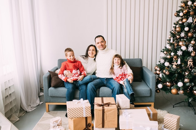 Portrait d'une famille heureuse à Noël